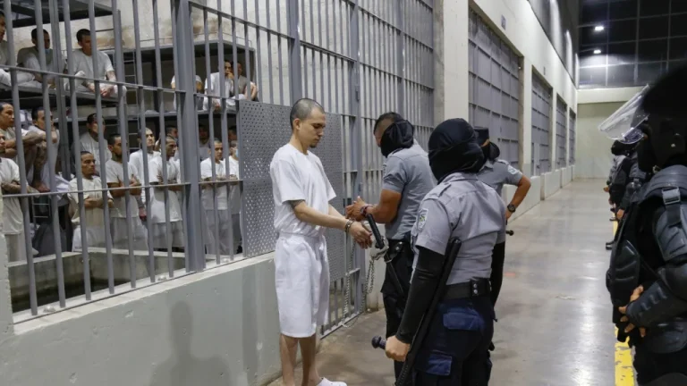 La vie en prison à CECOT, la plus grande prison d&rsquo;El Salvador
