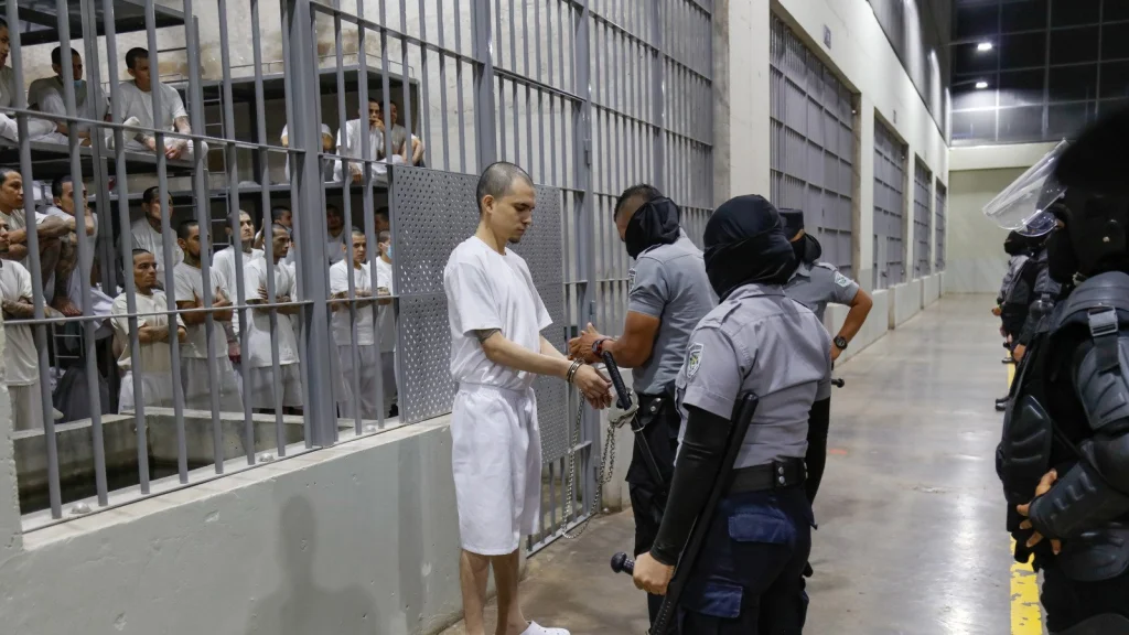 La vie en prison à CECOT, la plus grande prison d'El Salvador