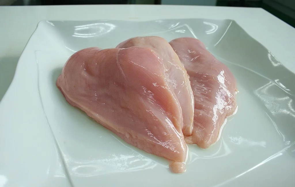 Laver le poulet au liquide vaisselle : une tendance dangereuse ?