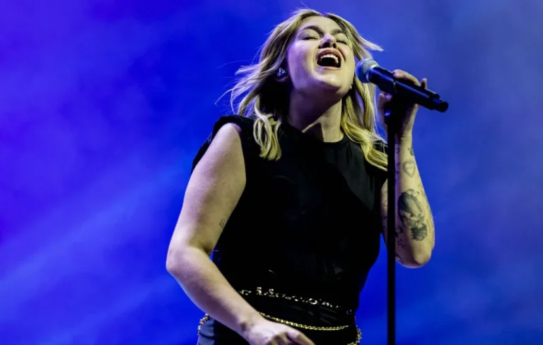 Louane brille à Amsterdam lors de l&rsquo;Eurovision in Concert