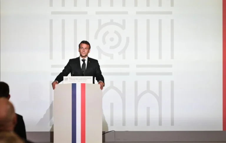 Macron promet justice après les attaques de prisons en France