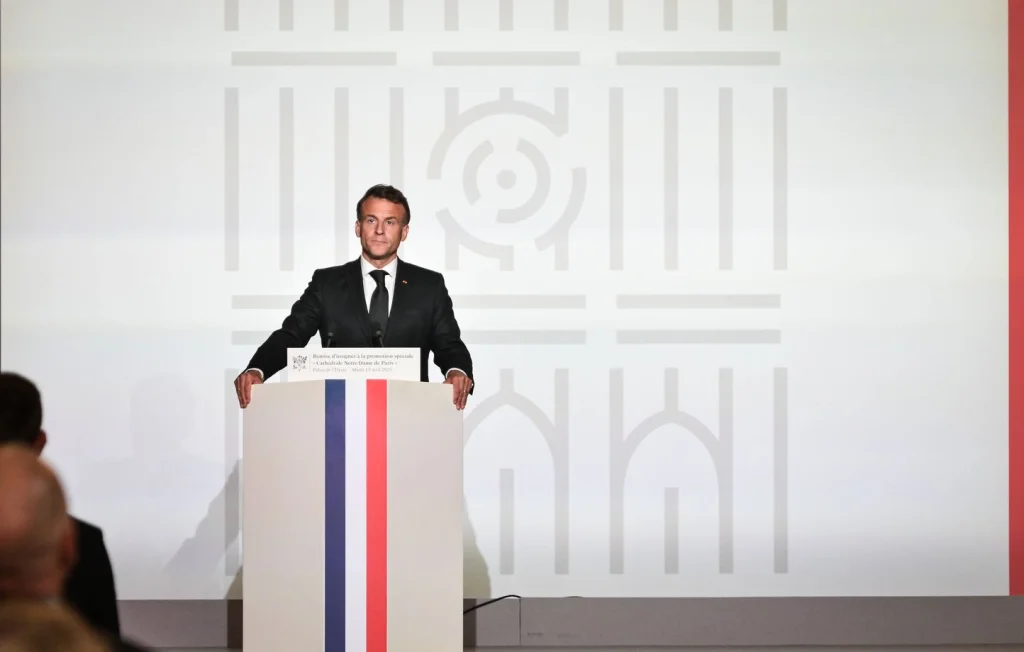 Macron promet justice après les attaques de prisons en France