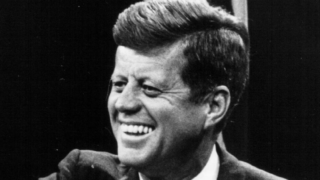 Pourquoi JFK a-t-il été poussé à porter des chapeaux ?