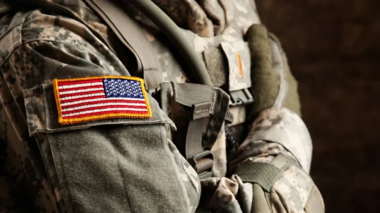 Pourquoi le drapeau américain est-il à l&rsquo;envers sur les uniformes militaires ?