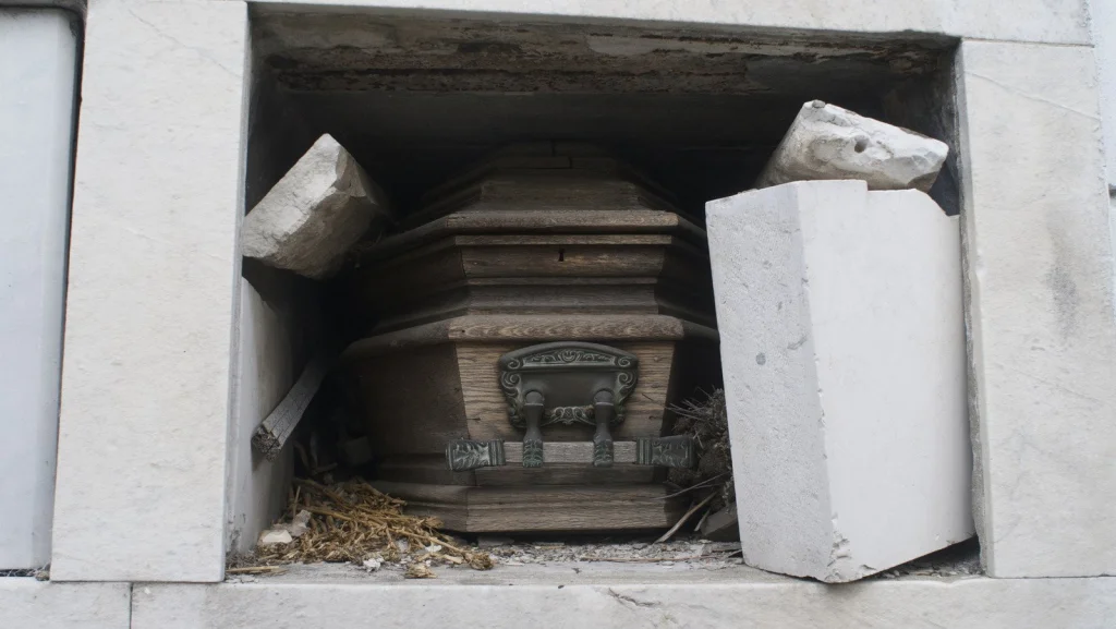 Pourquoi un cercueil peut-il exploser ? Révélation scientifique