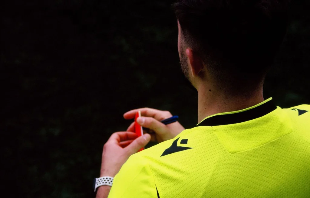 Scène surréaliste au Pérou : un arbitre frappe un technicien