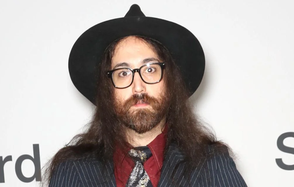Sean Lennon se ravise après avoir critiqué Rachel Zegler