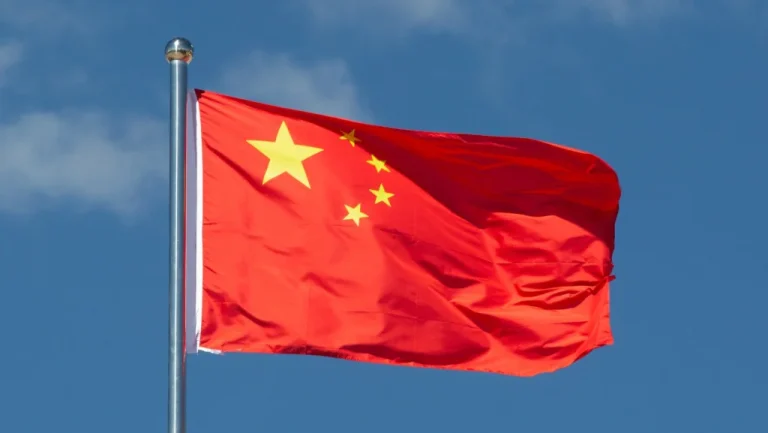 Signification du drapeau chinois : histoire et symboles expliqués