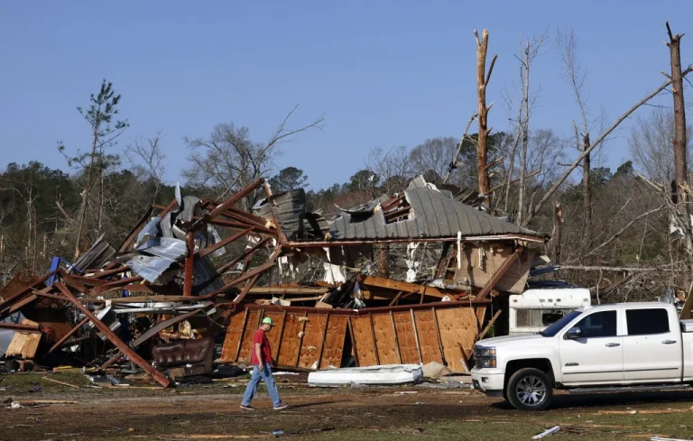 Tornades meurtrières aux États-Unis : bilan alarmant de sept morts