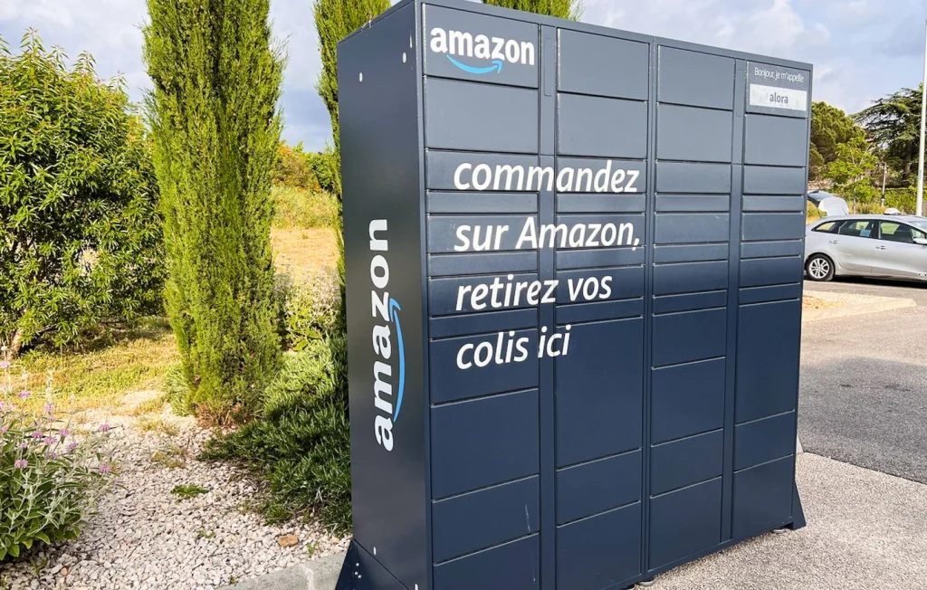Un Étudiant Escroque Amazon en Ouvrant des Casiers