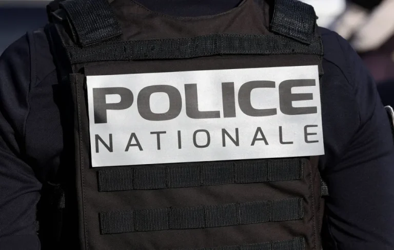 Un adolescent poignardé devant un lycée à Échirolles