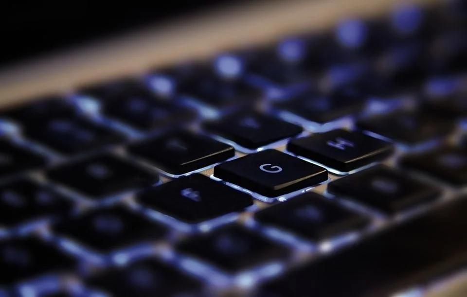 Un homme de 73 ans perd 70.000 € à cause d'une arnaque amoureuse