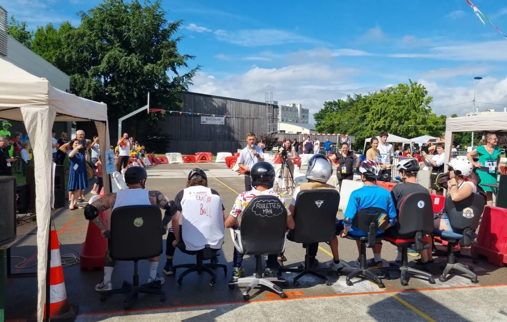 Une course de chaises de bureau remporte un franc succès en Isère