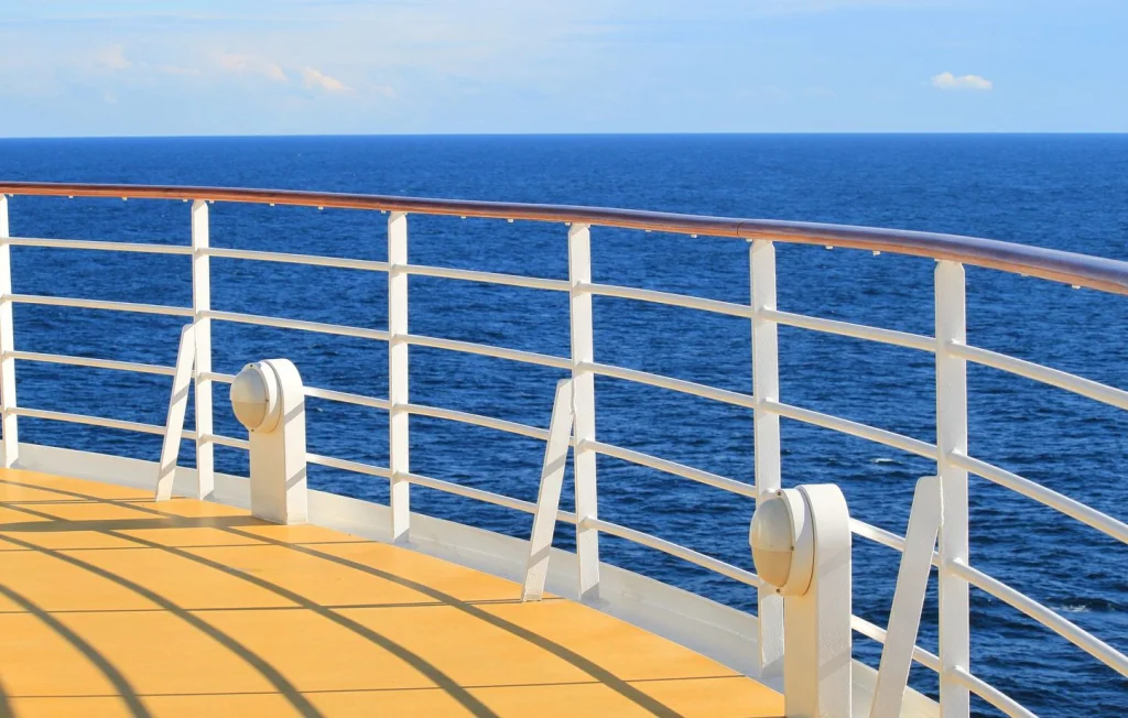 Vagues de 12 mètres secouent un bateau en Antarctique