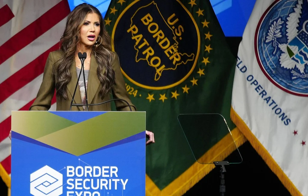 Vol audacieux à Washington : le sac de la secrétaire Noem dérobé