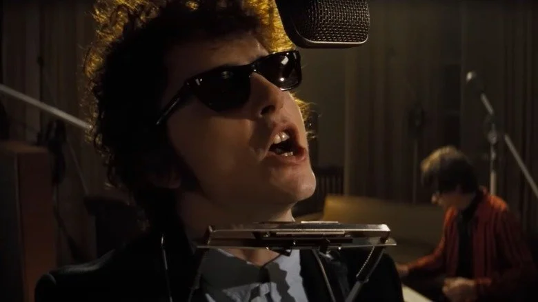 Timothée Chalamet dans le rôle de Bob Dylan en studio d'enregistrement dans une scène de A Complete Unknown