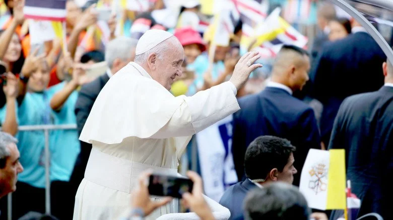 Le pape François saluant la foule