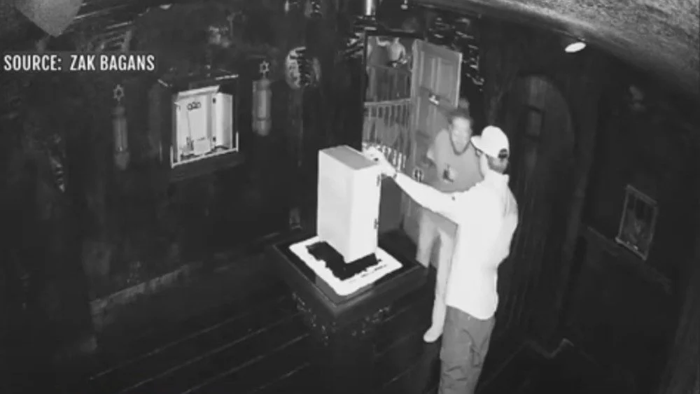 Malone et Bagans touchant la Dybbuk Box