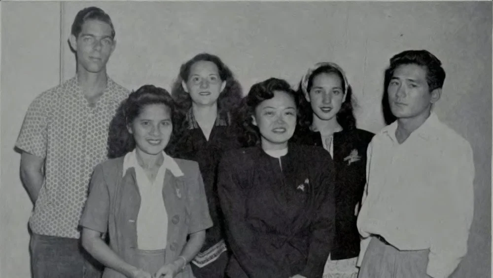 Patsy Takemoto Mink pose pour une photo avec un groupe de cinq