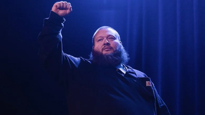 Action Bronson levant le poing en l'air