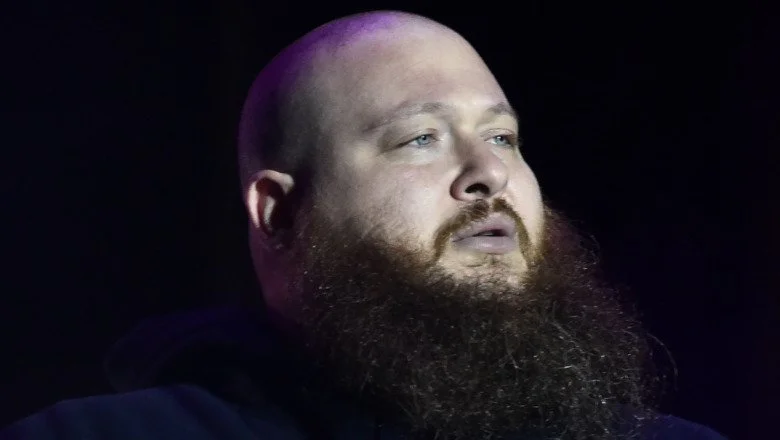 Action Bronson regardant sur le côté