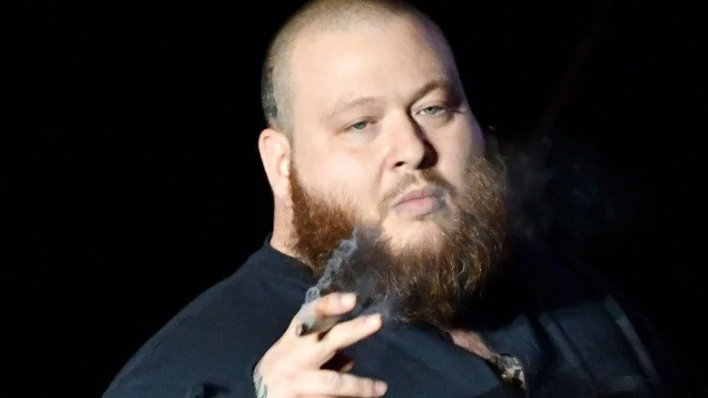 Action Bronson tenant un cigare