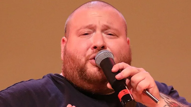 Action Bronson en train de rapper au microphone