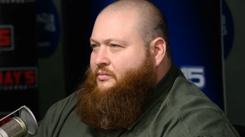Action Bronson devant un microphone