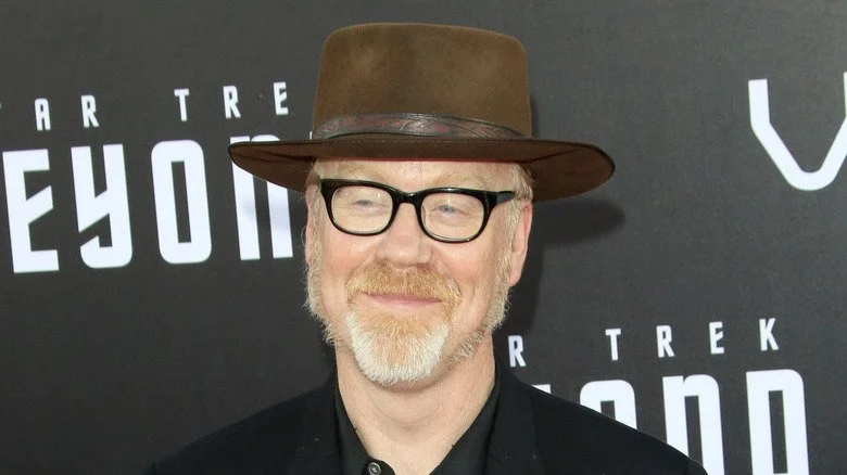 Adam Savage souriant avec un grand chapeau