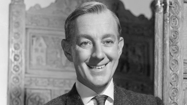 Alec Guinness souriant dans une photo promotionnelle