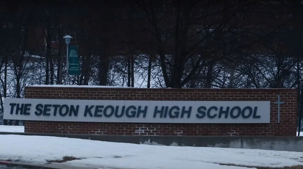 Panneau de l'école Seton Keough sous la neige