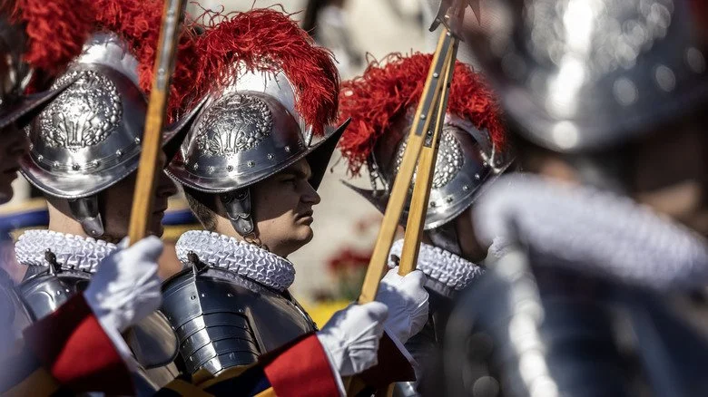 Garde suisse armé portant une armure