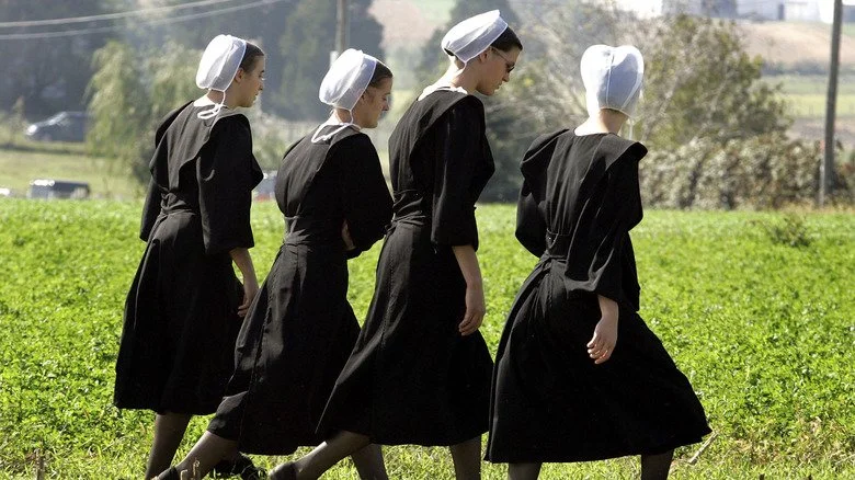 Femmes amish marchant en groupe