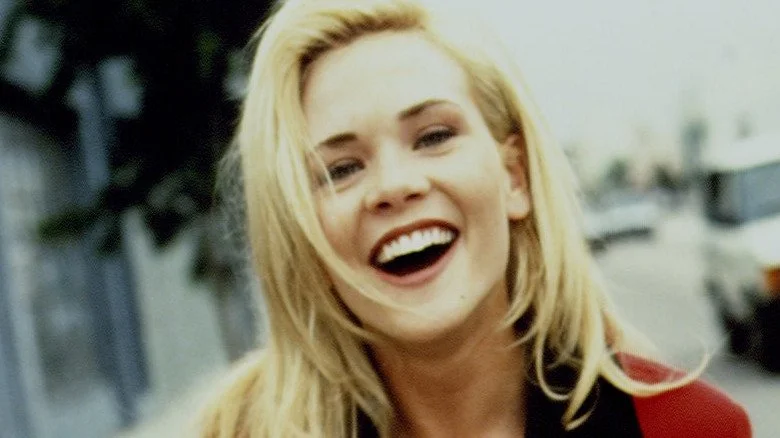 Amy Locane souriante sur le tournage de Melrose Place dans les années 90