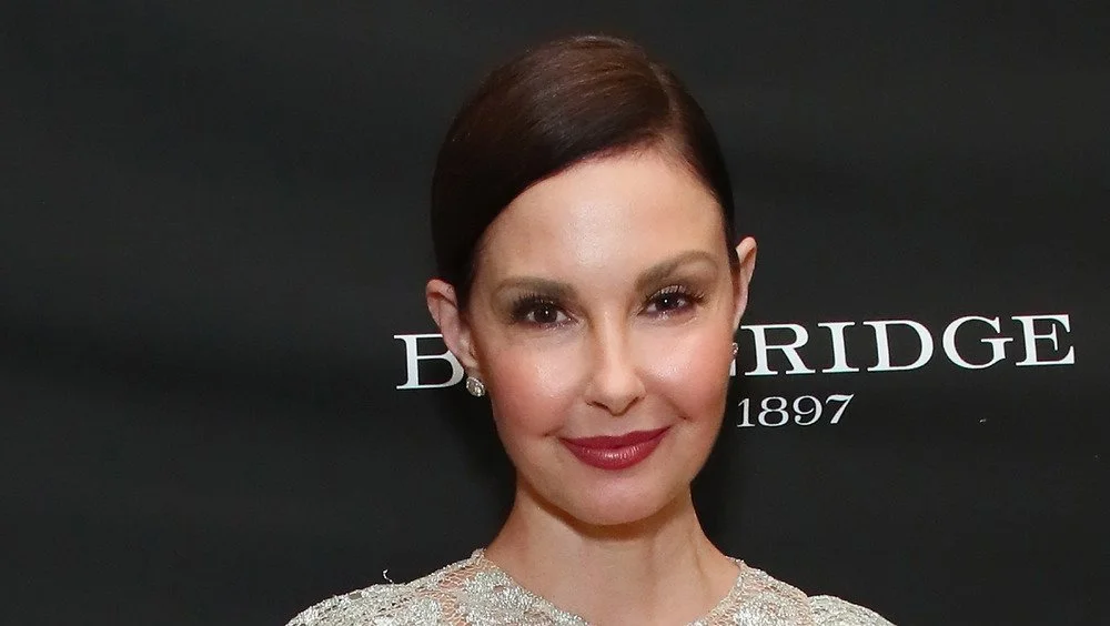 Ashley Judd portant une robe en dentelle