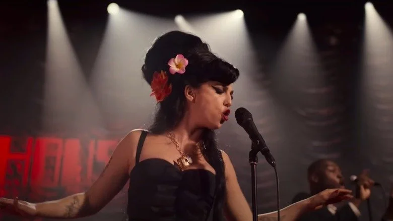 Marisa Abela portraying Amy Winehouse singing onstage in Back to Black