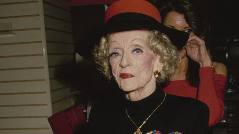 Bette Davis portant un chapeau rouge