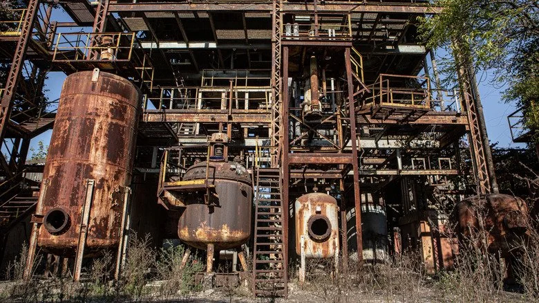 ruins of factory at bhopal