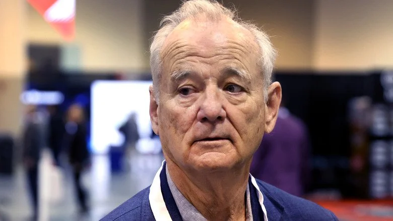 Bill Murray avec diverses personnes en arrière-plan
