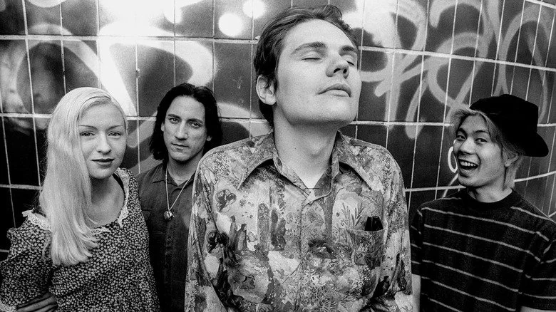 D'Arcy Wretzky, Jimmy Chamberlin, Billy Corgan, et James Iha des Smashing Pumpkins posent pour une photo à Amsterdam en 1993