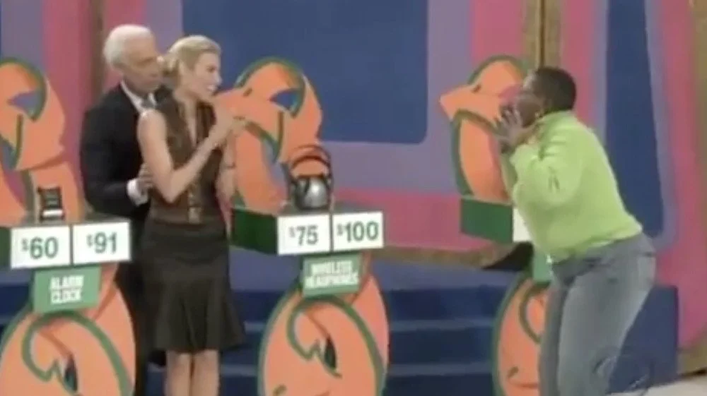 Bob Barker se protège d'un candidat enthousiaste