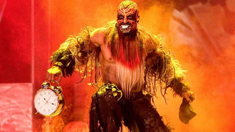 Boogeyman portant une horloge