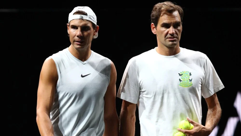 Nadal et Federer sur un court de tennis