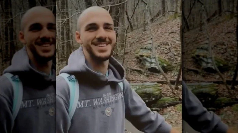 Brian Laundrie souriant dans les bois