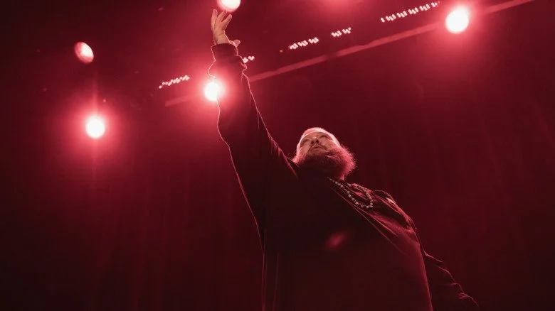 Action Bronson sous des lumières rouges