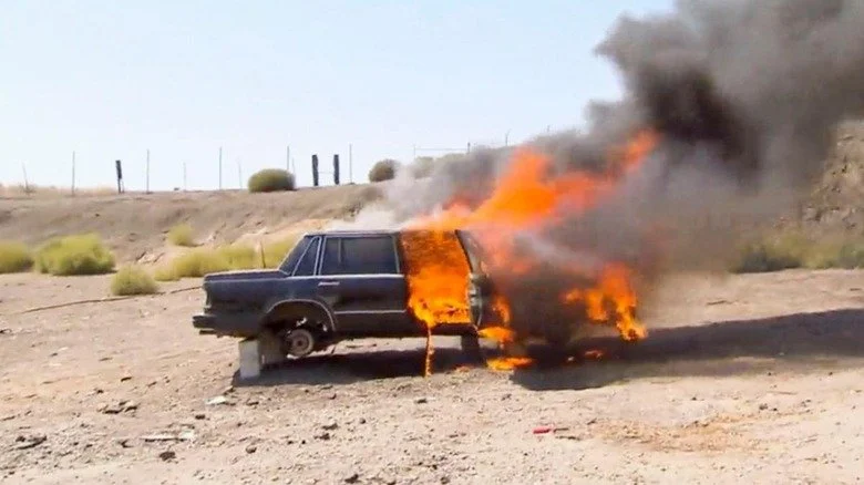 Voiture en feu avec pare-choc en explosion dans un épisode des MythBusters