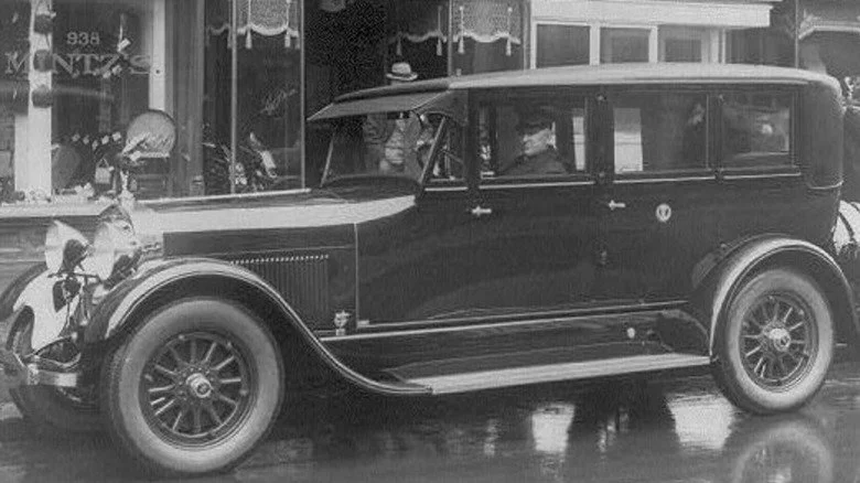 Lincoln Model L conduit par chauffeur utilisé par Calvin Coolidge, garé devant des magasins