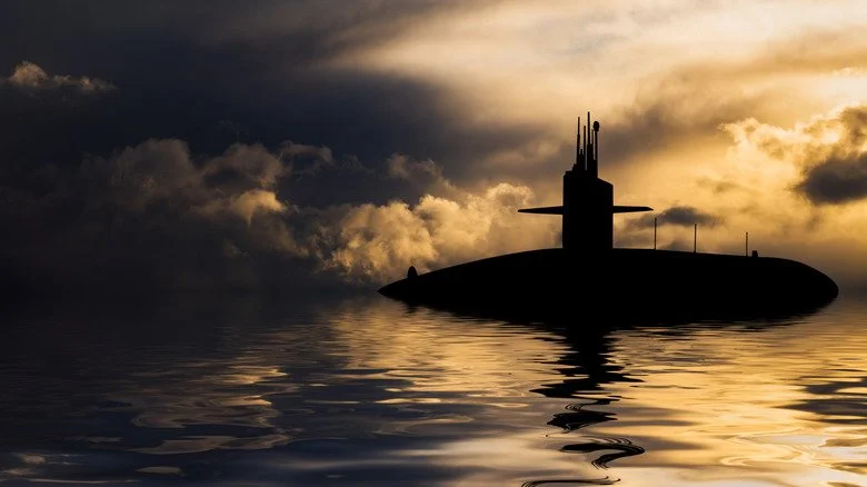 Sous-marin émergeant dans l'océan