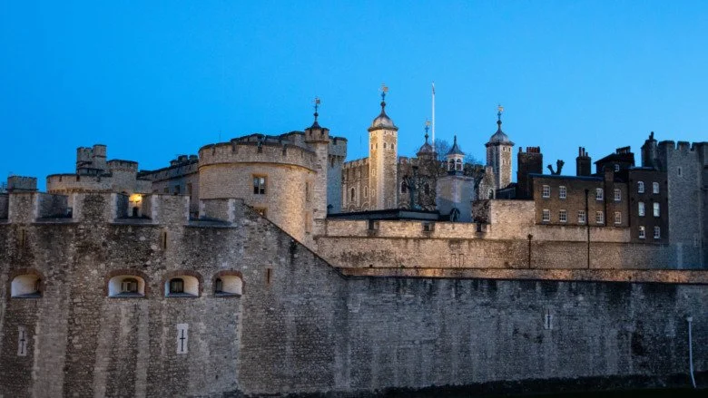 Tour de Londres sous le ciel du soir