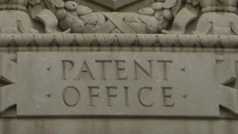 Bas-relief représentant le Bureau des brevets au bâtiment Herbert C. Hoover